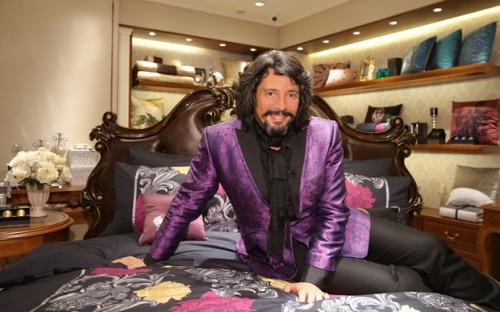 See the Latest TV Reviews 2015 - LAURENCE LLEWELYN BOWEN: CRACKING CHINA - BBC2